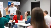 Pedagogika | Uniwersytet WSB Merito Bydgoszcz: Główna grafika: Bydgoszcz-studia I stopnia-grupa studentów podczas zajęć na UWSB Merito w Bydgoszczy