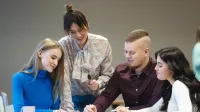 Zarządzanie zasobami ludzkimi | Studia II stopnia ze studiami podyplomowymi  | Uniwersytet WSB Merito Bydgoszcz: 4 studentów WSB Merito w Bydgoszczy siedzi przy stole i pracuje nad projektem