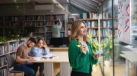 Zarządzanie projektami (studia online) | Studia podyplomowe w Bydgoszczy | Uniwersytet WSB Merito Bydgoszcz: Grupa studentów w bibliotece