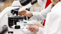 Zarządzanie jakością i produkcją w branży produkcyjnej | Studia podyplomowe w Bydgoszczy | Uniwersytet WSB Merito Bydgoszcz: Główna grafika: Bydgoszcz-studia I stopnia-studenci podczas zajęć w labolatorium