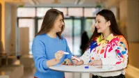 HR Menedżer | Studia podyplomowe w Bydgoszczy | Uniwersytet WSB Merito Bydgoszcz: dwie osoby rozmawiają ze sobą