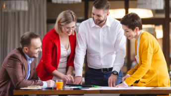 Marketing w nowych mediach | Studia II stopnia ze studiami podyplomowymi  | Uniwersytet WSB Merito Bydgoszcz: grupa wykładowców pracuje nad projektem