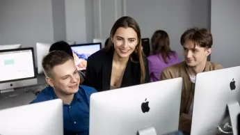 Big Data, inżynieria i analiza danych z wykorzystaniem języka Python | Studia podyplomowe w Bydgoszczy | Uniwersytet WSB Merito Bydgoszcz: studenci w sali komputerowej Uniwersytetu WSB Merito Bydgoszcz