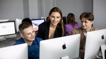 Zielone Technologie i Sztuczna inteligencja: Informatyka dla zrównoważonego rozwoju | Studia podyplomowe w Bydgoszczy | Uniwersytet WSB Merito Bydgoszcz: studenci w sali komputerowej Uniwersytetu WSB Merito Bydgoszcz