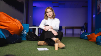 Logistyka – studia inżynierskie | Studia I stopnia w Bydgoszczy | Uniwersytet WSB Merito Bydgoszcz: studentka spędza czas wolny między zajęciami w strefie studenta na Uniwersytecie WSB Merito Bydgoszcz