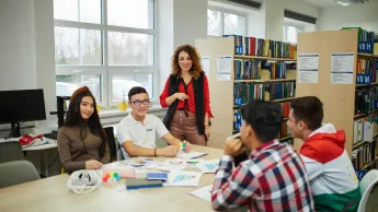 Pedagogika szkoły | Studia I stopnia w Bydgoszczy | Uniwersytet WSB Merito Bydgoszcz: studenci w bibliotece Uniwersytetu WSB Merito Bydgoszcz