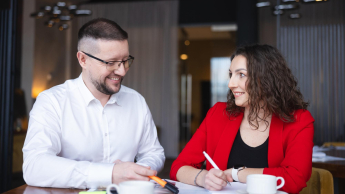 Agile – zwinne metodyki zarządzania projektami | Studia podyplomowe w Bydgoszczy | Uniwersytet WSB Merito Bydgoszcz: uczestnicy studiów podyplomowych pracują nad projektem - Uniwersytet WSB Merito Bydgoszcz