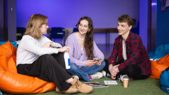 Pedagogika | Uniwersytet WSB Merito Bydgoszcz: Główna grafika: Kontynuuj studia - Uniwersytet WSB Merito Bydgoszcz - studenci spędzają wspólnie czas między zajęciami w strefie studenta na uczelni