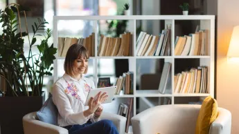Psychologia pozytywna | Studia podyplomowe w Bydgoszczy | Uniwersytet WSB Merito Bydgoszcz: Główna grafika: Bydgoszcz-studia I stopnia- Studentka czytająca książkę