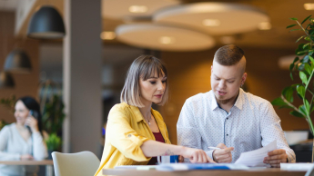Zarządzanie marką | Studia I stopnia w Bydgoszczy | Uniwersytet WSB Merito Bydgoszcz: Główna grafika: Bydgoszcz-studia I stopnia-studenci tworzą razem projekt