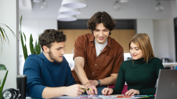 Psychologia w zarządzaniu | Studia II stopnia ze studiami podyplomowymi  | Uniwersytet WSB Merito Bydgoszcz: Główna grafika: Bydgoszcz-studia I stopnia-studenci podczas zajęć