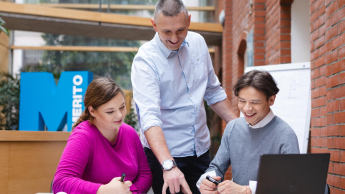 Logistyka przedsiębiorstw | Studia II stopnia ze studiami podyplomowymi  | Uniwersytet WSB Merito Bydgoszcz: Główna grafika: Bydgoszcz-studia I stopnia-studenci podczas zajęć