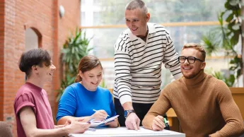Coaching | Studia podyplomowe w Bydgoszczy | Uniwersytet WSB Merito Bydgoszcz: Główna grafika: Bydgoszcz-studia I stopnia-grupa studentów podczas zajęć