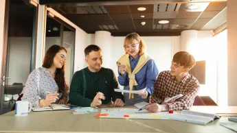 Home Design | Uniwersytet WSB Merito Bydgoszcz: Główna grafika: Bydgoszcz-studia II stopnia-grupa studentów podczas nauki
