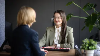 Administracja bezpieczeństwa publicznego | Studia II stopnia w Bydgoszczy | Uniwersytet WSB Merito Bydgoszcz: Główna grafika: Bydgoszcz-studia I stopnia-studenci podczas rozmowy