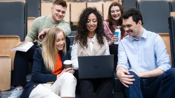 Diversity and Inclusion- zarządzanie różnorodnością w organizacji | Studia podyplomowe w Bydgoszczy | Uniwersytet WSB Merito Bydgoszcz: Główna grafika: Bydgoszcz-studia I stopnia-grupa studentów z laptopem