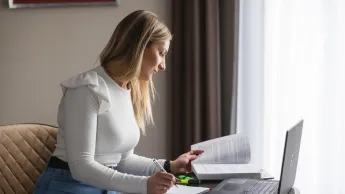 Marketing i sprzedaż | Studia I stopnia w Bydgoszczy | Uniwersytet WSB Merito Bydgoszcz: Główna grafika: Toruń - studia podyplomowe - Uczestniczka studiów podyplomowych podczas zajęć