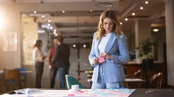 Akademia menedżera | Studia podyplomowe w Bydgoszczy | Uniwersytet WSB Merito Bydgoszcz: Główna grafika: Toruń - studia podyplomowe - Uczestniczka studiów podyplomowych podczas zajęć