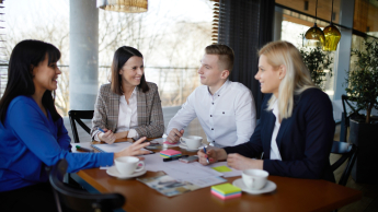 Fintech - innowacje technologiczne na rynku finansowym | Studia podyplomowe w Bydgoszczy | Uniwersytet WSB Merito Bydgoszcz: Główna grafika: Toruń - studia podyplomowe - Uczestnicy studiów podyplomowych podczas zajęć