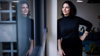 Zarządzanie | Studia II stopnia w Bydgoszczy | Uniwersytet WSB Merito Bydgoszcz: Główna grafika: Toruń - studia podyplomowe - Uczestniczka studiów podyplomowych z odbiciem w oknie