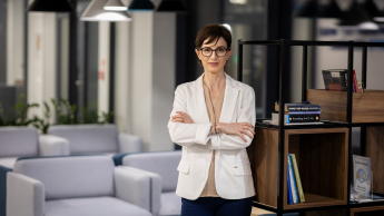 Fintech - innowacje technologiczne na rynku finansowym | Studia podyplomowe w Bydgoszczy | Uniwersytet WSB Merito Bydgoszcz: Główna grafika: Toruń - studia podyplomowe - Uczestniczka studiów podyplomowych podczas pozowania do zdjęcia