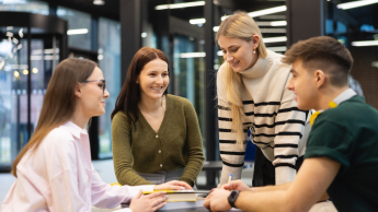 Podatki i doradztwo podatkowe | Studia I stopnia w Bydgoszczy | Uniwersytet WSB Merito Bydgoszcz: Grupa studentów pracująca nad projektem