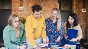 Finanse i rachunkowość | Studia II stopnia w Bydgoszczy | Uniwersytet WSB Merito Bydgoszcz: Grupa studentów pracująca nad projektem
