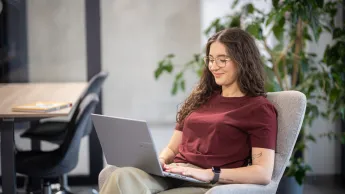 IT Project Manager | Studia II stopnia w Bydgoszczy | Uniwersytet WSB Merito Bydgoszcz: Studentka pracująca przy laptopie