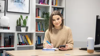 Podatki i doradztwo podatkowe | Studia II stopnia w Bydgoszczy | Uniwersytet WSB Merito Bydgoszcz: Studentka pisząca notatki