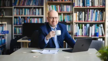 MBA Zarządzanie w podmiotach leczniczych | Studia MBA w Bydgoszczy | Uniwersytet WSB Merito Bydgoszcz: uczestnik MBA w bibliotece przy kawie 