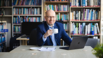 MBA Zarządzanie w podmiotach leczniczych | Uniwersytet WSB Merito Bydgoszcz: uczestnik MBA w bibliotece przy kawie 