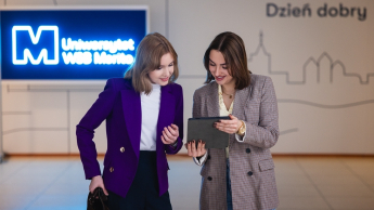 Doradca w procesie sukcesji | Uniwersytet WSB Merito Bydgoszcz: Studentki uczą się na tablecie na UWSB Merito