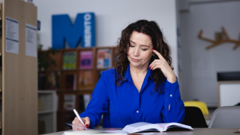 Doradca w procesie sukcesji | Studia podyplomowe w Bydgoszczy | Uniwersytet WSB Merito Bydgoszcz: Studentka w bibliotece UWSB Merito