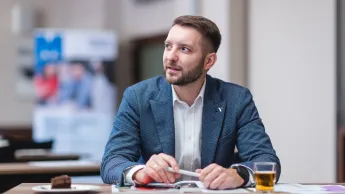 Psychologia uzależnień | Studia podyplomowe w Bydgoszczy | Uniwersytet WSB Merito Bydgoszcz: Główna grafika: Bydgoszcz-studia podyplomowe-student podczas zajęć