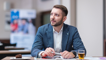 Psychologia uzależnień | Studia podyplomowe w Bydgoszczy | Uniwersytet WSB Merito Bydgoszcz: Główna grafika: Bydgoszcz-studia podyplomowe-student podczas zajęć