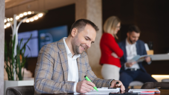 Sztuczna inteligencja  w biurze | Studia podyplomowe w Bydgoszczy | Uniwersytet WSB Merito Bydgoszcz: Główna grafika: Bydgoszcz-studia podyplomowe-studenci podczas zajęć