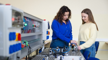 Inżynier urządzeń i systemów energetyki odnawialnej | Studia I stopnia w Bydgoszczy | Uniwersytet WSB Merito Bydgoszcz: Główna grafika: Bydgoszcz-studia I stopnia-studenci podczas zajęć w pracowni