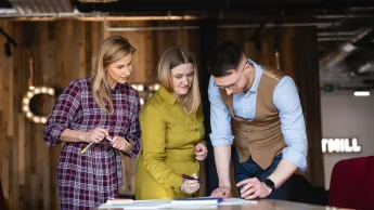 Trener biznesu i rozwoju organizacji | Uniwersytet WSB Merito Bydgoszcz: Główna grafika: Bydgoszcz-studia podyplomowe-studenci podczas zajęć