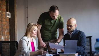 Zarządzanie i kontrola w podmiotach leczniczych | Studia podyplomowe w Bydgoszczy | Uniwersytet WSB Merito Bydgoszcz: Główna grafika: Bydgoszcz-studia podyplomowe-studenci podczas zajęć