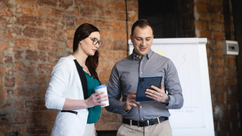 Główna grafika: Bydgoszcz-studia podyplomowe-studenci podczas zajęć