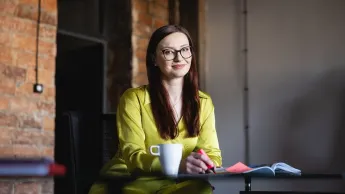Tester Automatyzujący | Studia podyplomowe w Bydgoszczy | Uniwersytet WSB Merito Bydgoszcz: Główna grafika: Bydgoszcz-studia podyplomowe-studentka podczas zajęć