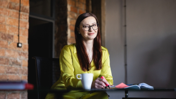 Studia pedagogiczne nadające kwalifikacje do wykonywania zawodu nauczyciela | Studia podyplomowe w Bydgoszczy | Uniwersytet WSB Merito Bydgoszcz: Główna grafika: Bydgoszcz-studia podyplomowe-studentka podczas zajęć