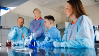 Ekokosmetyka | Studia I stopnia w Bydgoszczy | Uniwersytet WSB Merito Bydgoszcz: Główna grafika: Bydgoszcz-studia podyplomowe-studenci podczas zajęć