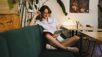 Psychologia | Studia jednolite magisterskie w Bydgoszczy | Uniwersytet WSB Merito Bydgoszcz: Studentka z książką