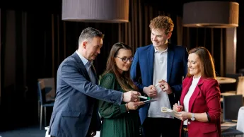 SAP S/4 HANA – Nowoczesny system ERP | Studia podyplomowe w Bydgoszczy | Uniwersytet WSB Merito Bydgoszcz: Główna grafika: Bydgoszcz-studia podyplomowe-studenci podczas zajęć