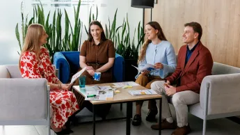 Doradca w procesie sukcesji | Studia podyplomowe w Bydgoszczy | Uniwersytet WSB Merito Bydgoszcz: Główna grafika: Bydgoszcz-studia podyplomowe-studenci podczas zajęć