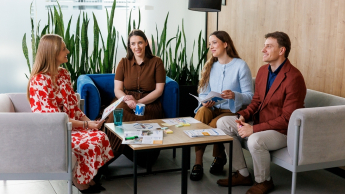 Zarządzanie zespołami rozproszonymi | Studia podyplomowe w Bydgoszczy | Uniwersytet WSB Merito Bydgoszcz: Główna grafika: Bydgoszcz-studia podyplomowe-studenci podczas zajęć