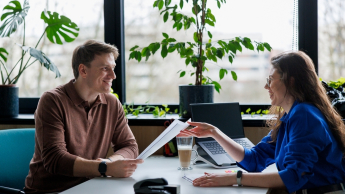 Programista Python Developer | Studia podyplomowe w Bydgoszczy | Uniwersytet WSB Merito Bydgoszcz: Główna grafika: Bydgoszcz-studia podyplomowe-studenci podczas zajęć