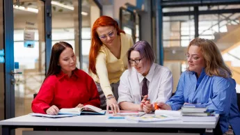 Akademia podatkowa | Studia podyplomowe w Bydgoszczy | Uniwersytet WSB Merito Bydgoszcz: Główna grafika: Bydgoszcz-studia podyplomowe-studenci podczas zajęć