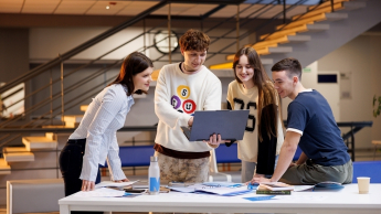 Grafika komputerowa w reklamie | Studia I stopnia w Bydgoszczy | Uniwersytet WSB Merito Bydgoszcz: Główna grafika: Bydgoszcz-studia I stopnia-studenci podczas tworzenia projektu